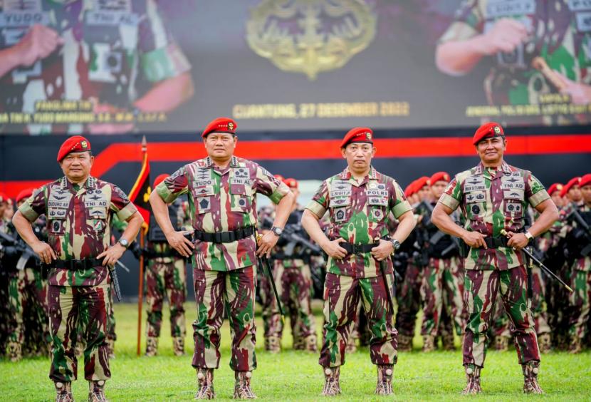 Kopassus Sematkan Baret Merah Ke Kapolri