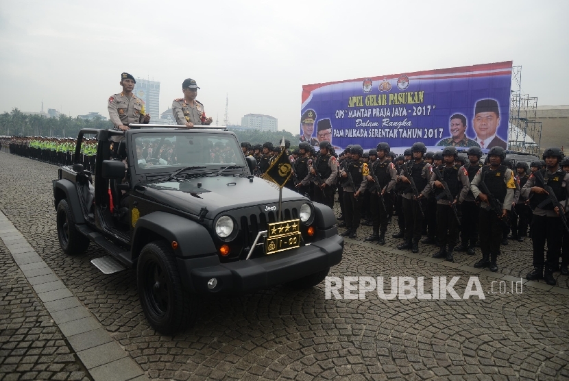 Kapolri Jenderal Tito Karnavian meninjau pasukan saat menjadi inspektur apel di Monumen Nasional, Jakarta, Rabu (12/10). 