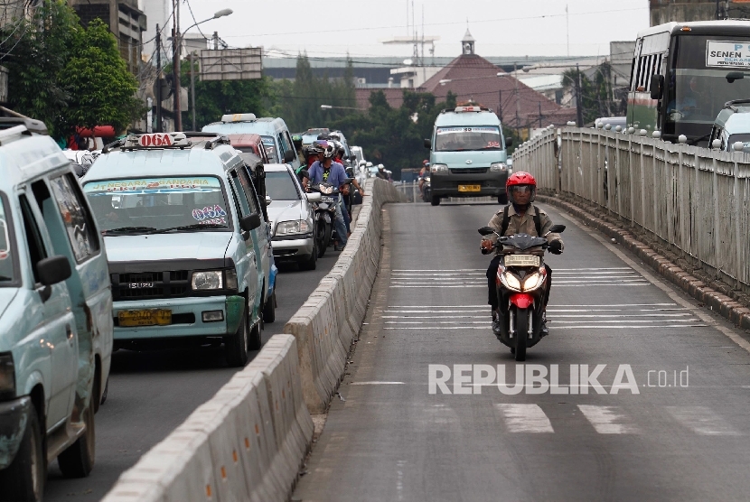 Pelanggar Jalur Transjakarta Diberi Surat Tilang Warna Biru Republika