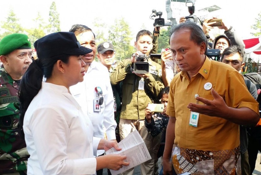 Kepala BPJS Kesehatan Cabang Cimahi Yudha Indrajaya (kanan) saat menjawab pertanyaan Menko PMK Puan Maharani saat peninjauan //stand// BPJS Kesehatan di acara pelepasan Ekspedisi NKRI Koridor Papua Selatan 2017 di Pusdiklatpassus Kopassus Batujajar, Kabupaten Bandung Barat, Jumat (21/07).