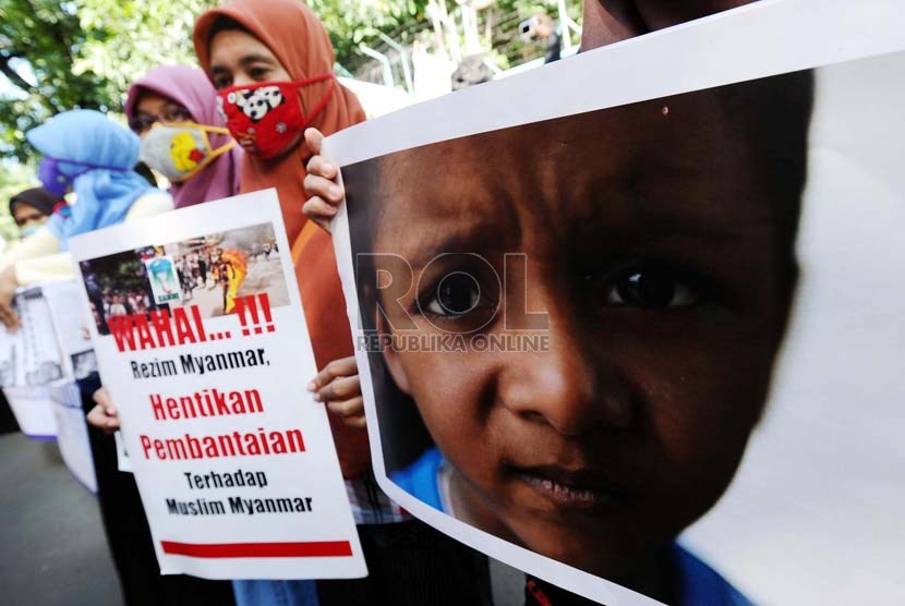 Kesatuan Aksi Mahasiswa Muslim Indonesia melakukan aksi solidaritas di depan kantor Kedubes Myanmar, Jakarta, - kesatuan-aksi-mahasiswa-muslim-indonesia-melakukan-aksi-_140107182352-891