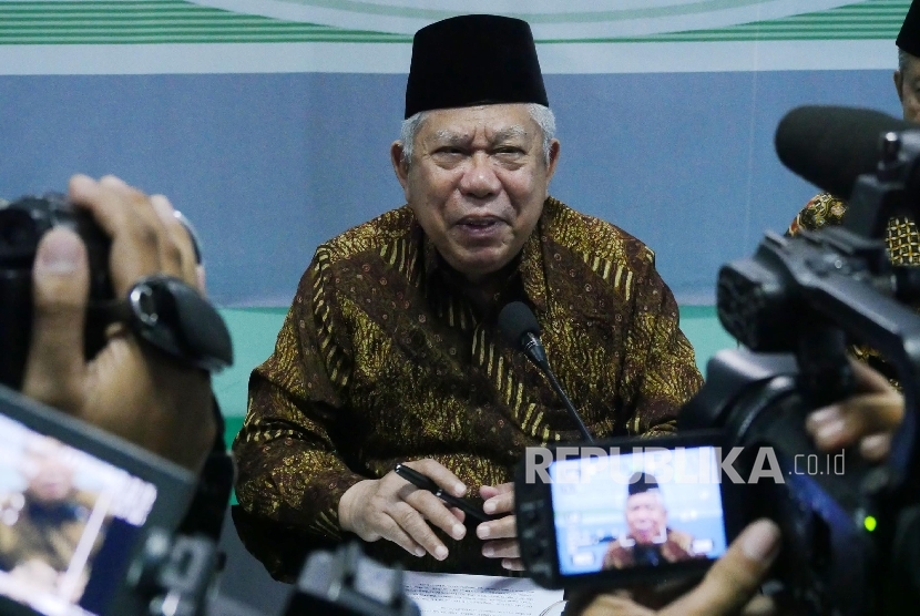   Ketua Umum MUI Ma’ruf Amin menjawab pertanyaan wartawan usai menyampaikan Tausiyah MUI menyambut datangnya bulan suci Ramadhan 1437 H, di Jakarta, Selasa (31/5). (Republika/Darmawan)