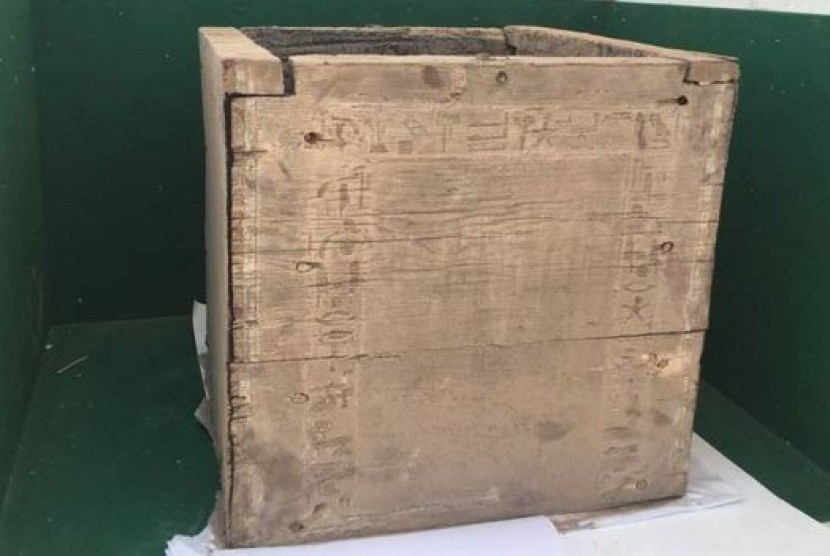 Kotak kayu bertuliskan huruf kuno Mesir hieroglif yang berisi organ putri Raja Firaun.