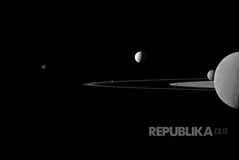 Lima satelit / bulan Planet Saturnus yang mengorbit diambil oleh wahana angkasa Cassini yang mengorbit di sekitar planet tersebut. 