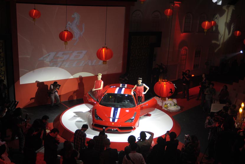  Model berpose dengan mobil supersport Ferrari 458 Speciale saat peluncurannya di Jakarta, Rabu (5/2).    (Antara/Andika Wahyu)