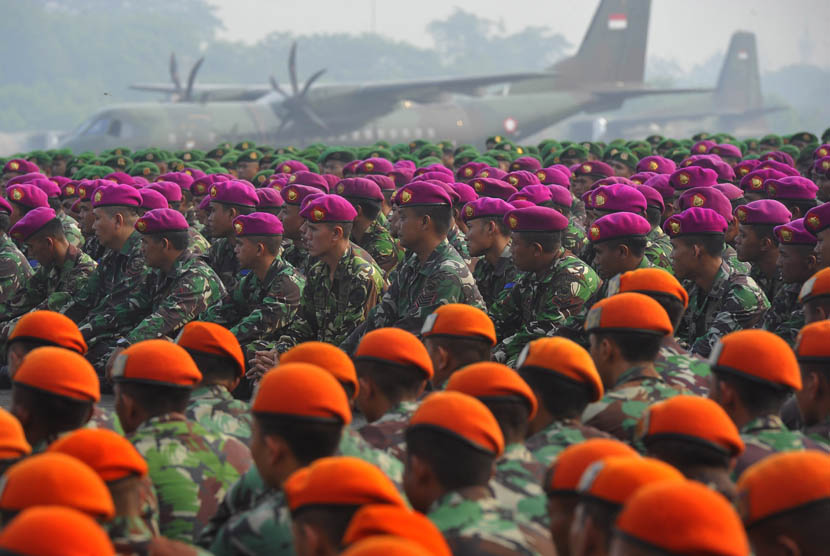  Personel TNI mendengarkan pengarahan dari Panglima TNI Jenderal TNI Moeldoko pada apel pemadaman kebakaran hutan Riau di Halim Perdana Kusuma, Jakarta, Sabtu (15/3). (Antara/Wahyu Putro)