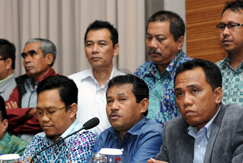 Jajaran pimpinan 27 Dewan Perwakilan Wilayah (DPW) PPP se-Indonesia yang diwakili Ketua DPW PPP Jawa Barat Rachmat Yasin (depan, tengah) memberikan pernyataan sikap kepada DPP PPP di Sentul, Bogor, Ahad (13/4). (Republika/Aditya Pradana Putra)