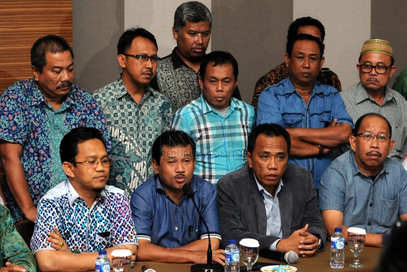 Jajaran pimpinan 27 Dewan Perwakilan Wilayah (DPW) PPP se-Indonesia yang diwakili Ketua DPW PPP Jawa Barat Rachmat Yasin (depan, tengah) memberikan pernyataan sikap kepada DPP PPP di Sentul, Bogor, Ahad (13/4). (Republika/Aditya Pradana Putra)