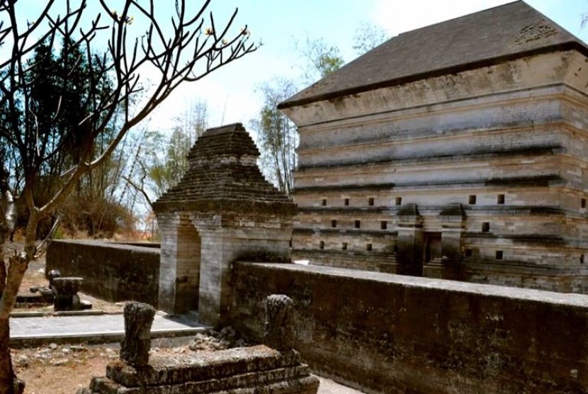 Makam Fatimah binti Maimun (wafat 1028 M) di Leran, Gresik, Provinsi  Jawa Timur.