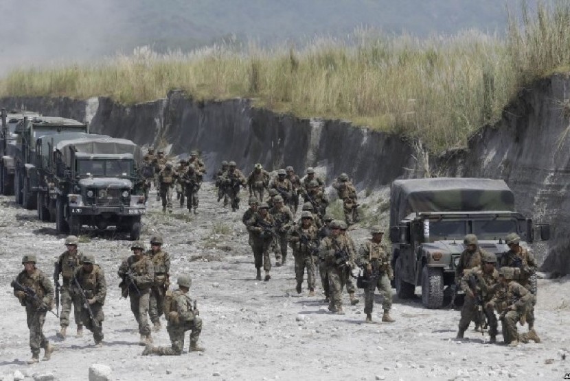 Marinir Amerika dan Filipina saat menggelar latihan militer bersama di Lembah Crow, provinsi Tarlac, Filipina utara