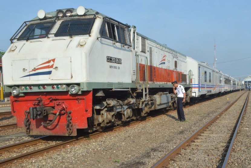 Masinis Melakukan Pengecekan Rangkaian Kereta Api Ka Kelas Eksekutif Sesaat Sebelum Berangkat Menuju Surabaya