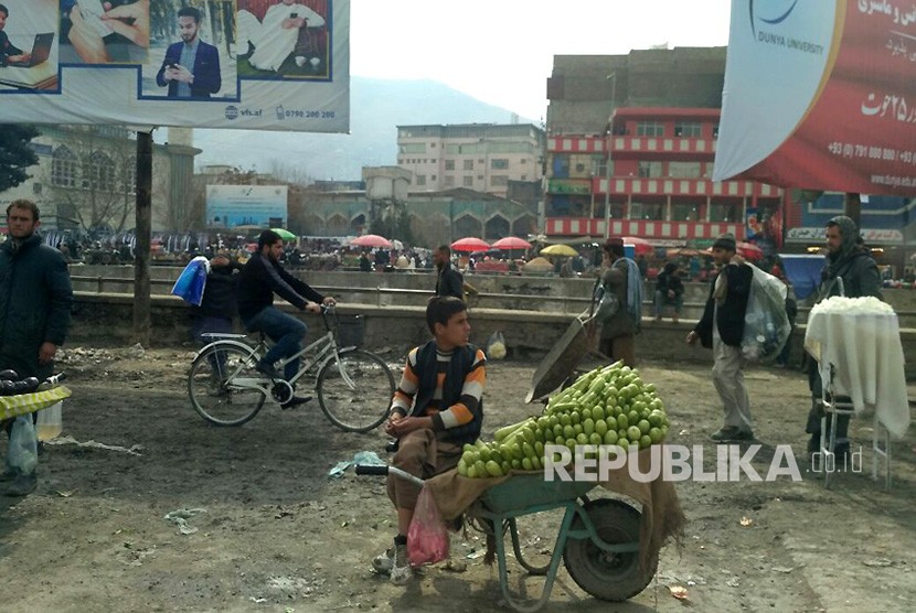 Masyarakat Kota Kabul, Afghanistan menjajakan dagangannya di pinggir jalan, Rabu (28/2).