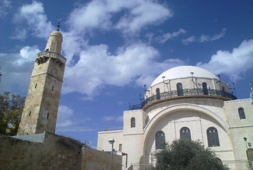 Menara Masjid Umar bin Khatab (kiri) di Yerusalem, Palestina.