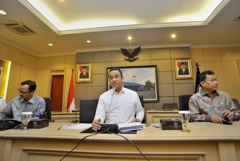 Mendikbud Anies Baswedan (tengah) didampingi Kepala Puspendik Kemendikbud Nizam (kiri) serta Kepala Litbang Kemendikbud Furqon (kanan) memaparkan hasil persiapan Ujian Nasional (UN) SMA, Jakarta, Kamis (9/4).(Antara/Yudhi Mahatma)