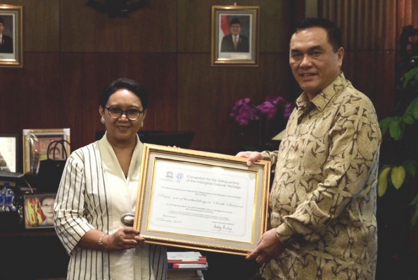 Menlu Retno Marsudi menerima sertifikat penetapan Warisan Budaya tak Benda Dunia dari Dubes RI untuk Prancis sekaligus Delegasi Tetap RI untuk UNESCO, Hotmangaradja Pandjaitan, di Gedung Kemenlu pada Selasa (13/2). 