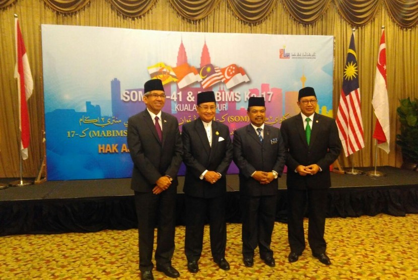 Menteri Agama RI Lukman Hakim Saifuddin (kanan) menghadiri Senior Official Meeting (SOM) Menteri Agama Brunei Darussalam, Indonesia, Malaysia dan Singapura (MABIMS) di Kuala Lumpur, Malaysia, Selasa (6/12).