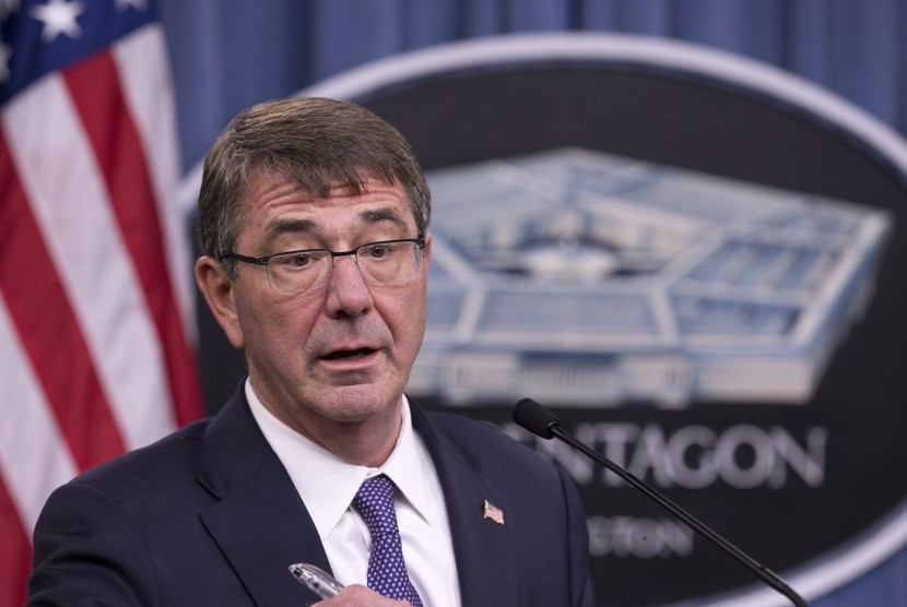 Menteri Pertahanan Amerika Serikat Ash Carter berbicara kepada wartawan di Pentagon, Rabu (13/1).