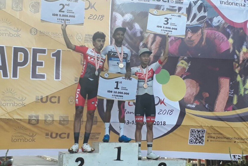 Metkel Eyob (center) from Trengganu Cycling Club topped the Tour de Lombok Mandalika 2018 first stage, Mandalika-Mataram route as far as 84.4 Km on Friday (13/4).
