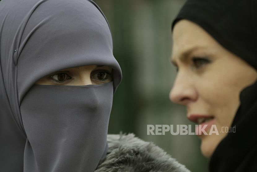 Muslimah Bosnia berbicara dengan rekannya di sela peringatan World Hijab Day di Sarajevo Bosnia, Rabu (1/2). Setiap 1 Februari diperingati sebagai hari Hijab se-Dunia sejak 2012.