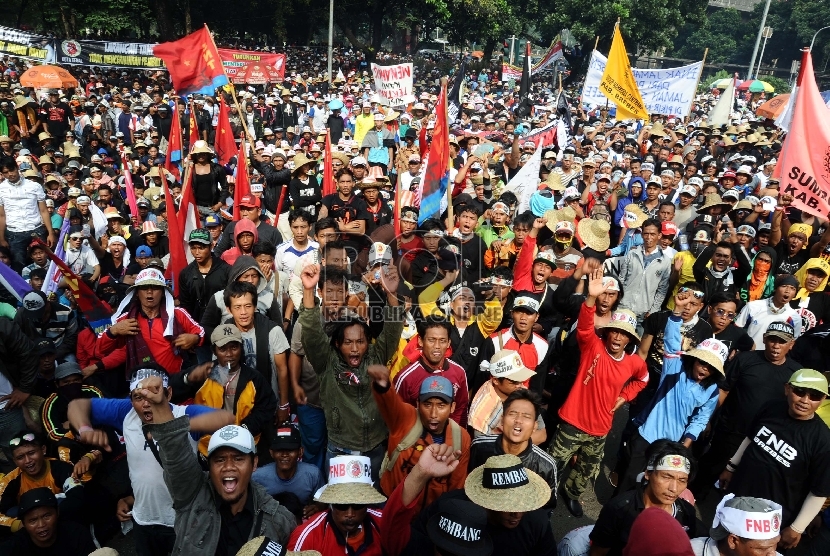 Nelayan dari berbagai daerah mengikuti aksi di depan Kantor Kementerian Kelautan dan Perikanan, Jakarta, Kamis (26/2).