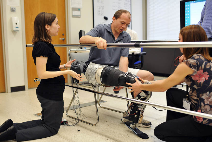  Para peneliti Institut Rehabilitasi Chicago tengah melakukan eksperimen serta penelitian kaki palsu 