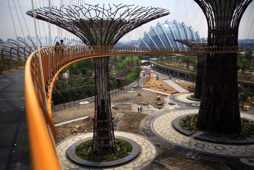 Para pengunjung berjalan menyusuri jembatan gantung menikmati pemandangan taman Vertikal yang memiliki pohon dengan ketinggian antara 25 sampai dengan 50 meter dekat lokasi pusat bisnis di Singapura, Senin (30/4).  (Wong Maye-E/AP)