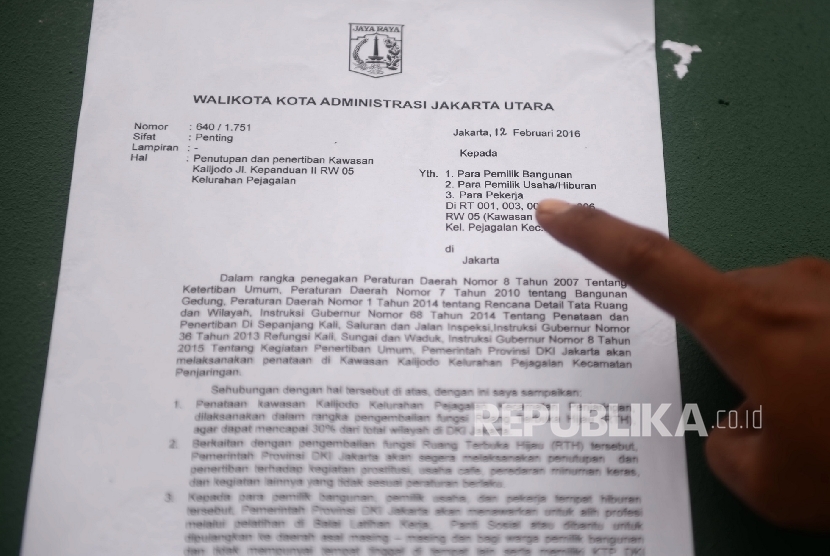  Kertas yang berisi surat sosialisasi penertiban Kalijodo dipasang pada tembok rumah warga di Kawasan Kalijodo, Jakarta, Senin (15/2).  (Republika Wihdan)