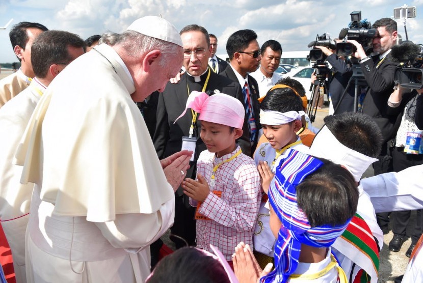 Paus Francis tiba di Yangon, Myanmar, Senin (27/11).