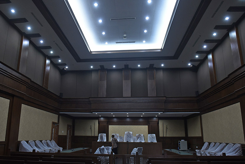 Pekerja membersihkan ruang sidang tindak pidana korupsi di Gedung Pengadilan Negeri/Niaga/HAM/Tipikor dan Hubungan Industrial Jakarta Pusat, Jumat (13/11). . (Antara/Hafidz Mubarak A.)
