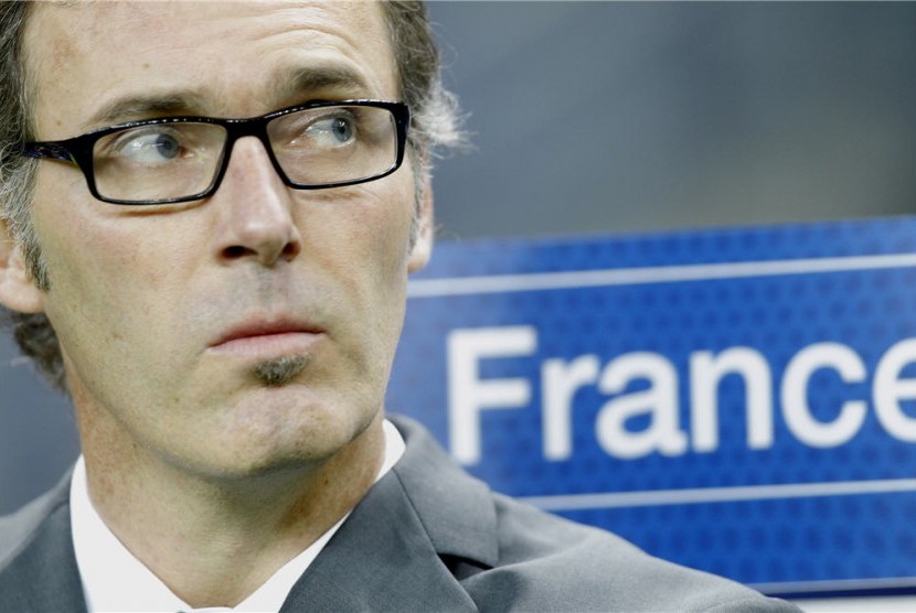 Pelatih timnas Prancis, Laurent Blanc, mengamati permainan skuatnya ...