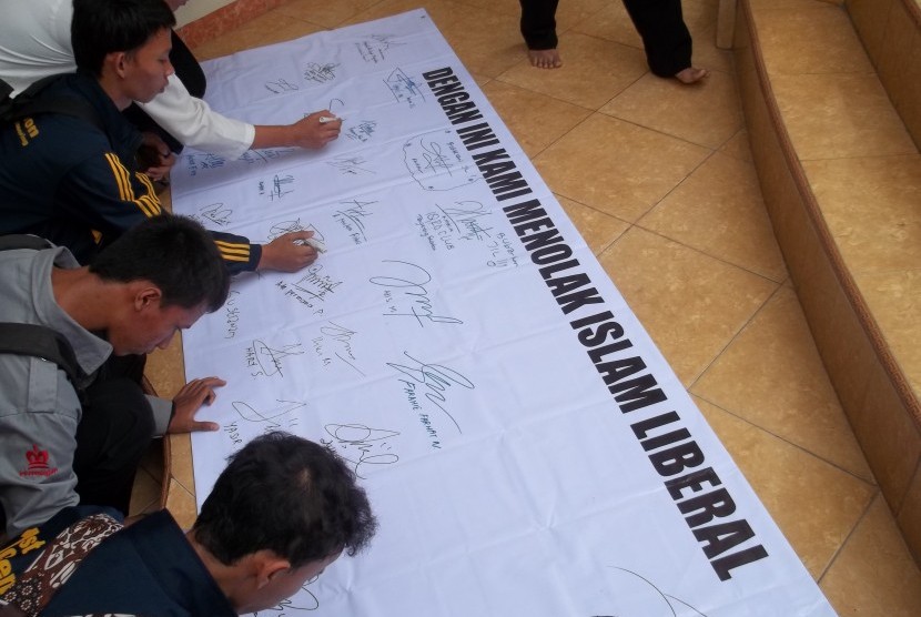 Pembubuhan tanda tangan oleh para pelajar, sebagai bentuk dukungan terhadap penolakan Islam Liberal.