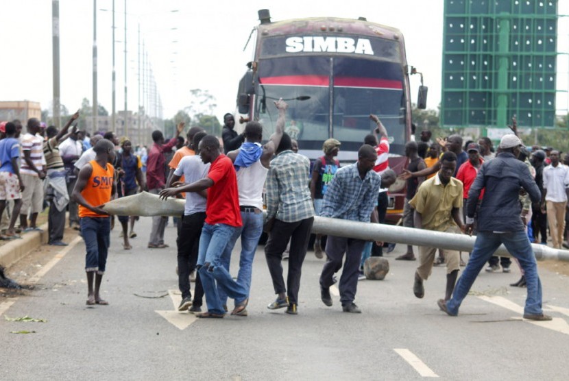 Pemilihan presiden di Kenya diwarnai protes warga di Samaria, Kisumu, Kenya, Kamis (26/10). 