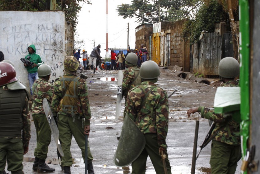 Pendukung oposisi melemparkan batu ke Polisi dalam bentrokan di Nairobi, Kenya.