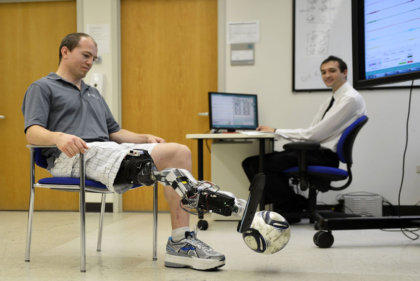  Peneliti Institut Rehabilitasi Chicago tengah melakukan eksperimen serta penelitian kaki palsu 