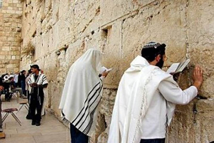 Penganut Yahudi di Tembok Ratapan