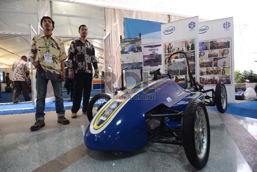 Pengunjung melihat sebuah mobil listrik karya ilmu pengetahuan mahasiswa di Indonesia Science Expo yang diadakan di Auditorium LIPI, Jakarta, Kamis (8/10).    (Republika/Raisan Al Farisi)
