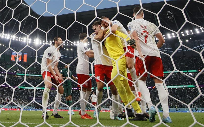 Aksi Kiper Polandia Gagalkan Tendangan Penalti Arab Saudi Republika