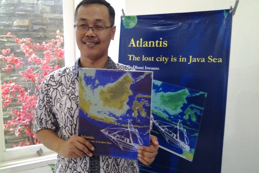 Penulis Dhani Irwanto menunjukkan buku Atlantis: The Lost City is in Java Sea.