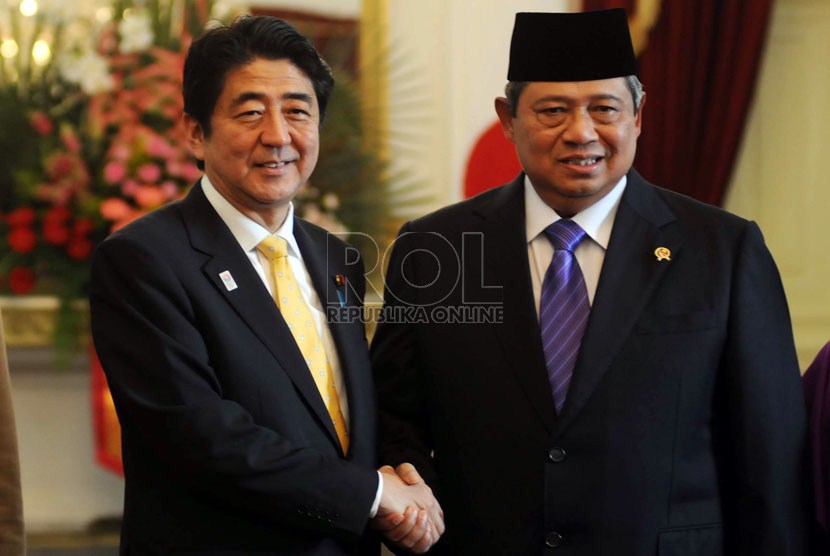  Perdana Menteri Jepang Shinzo Abe (paling kiri) berjabat tangan dengan Presiden Republik Indonesia Susilo Bambang Yudhoyono jelang pertemuan bilateral kedua negara di Istana Negara, Jakarta, Jumat (18/1).  (Republika/Aditya Pradana Putra)