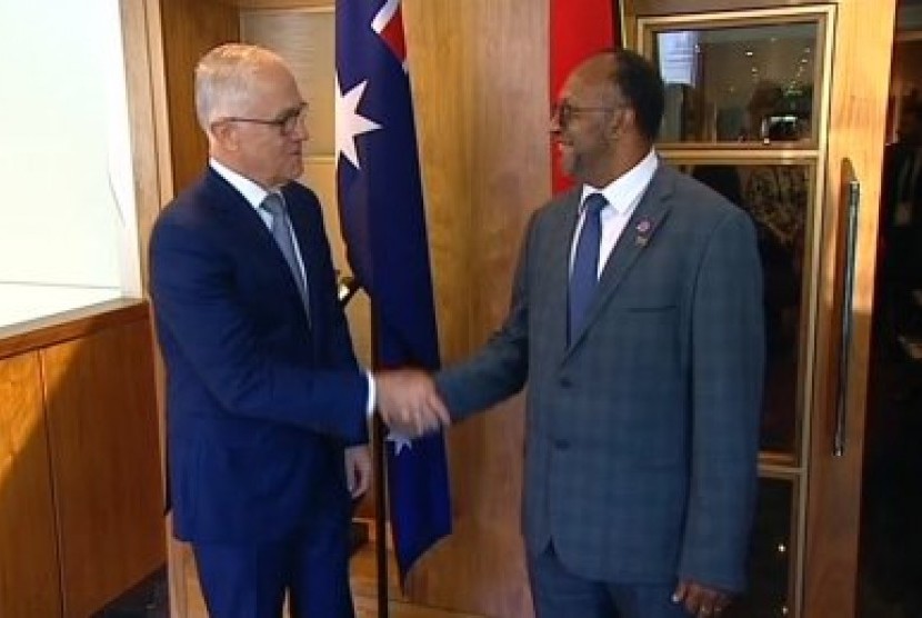  Perdana Menteri Vanuatu Charlot Salwai (kanan) dan PM Australia Malcolm Turnbull bertemu di London. 