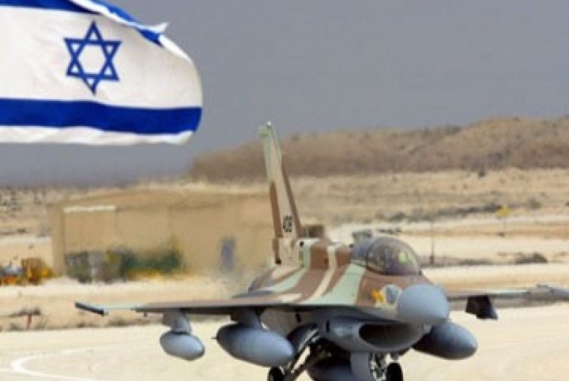 Pesawat militer dengan bendera Israel dibelakangnya.