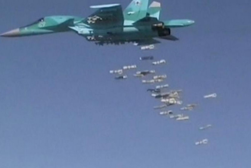 Pesawat pengebom Rusia Sukhoi Su-34  menjatuhkan bom di Provinsi Deir ez-Zor, Suriah. (ilustrasi)