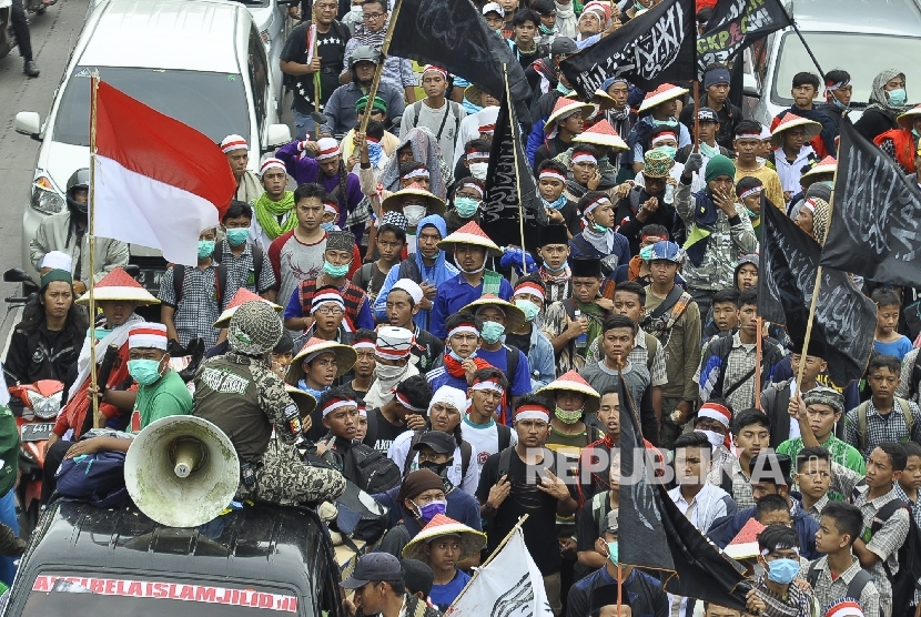 Peserta long march berjalan kaki dalam aksi Bela Islam 212 Jilid III dari Ciamis ke Jakarta di Jalan Raya Rancaekek, Kabupaten Bandung, Rabu (30/11).