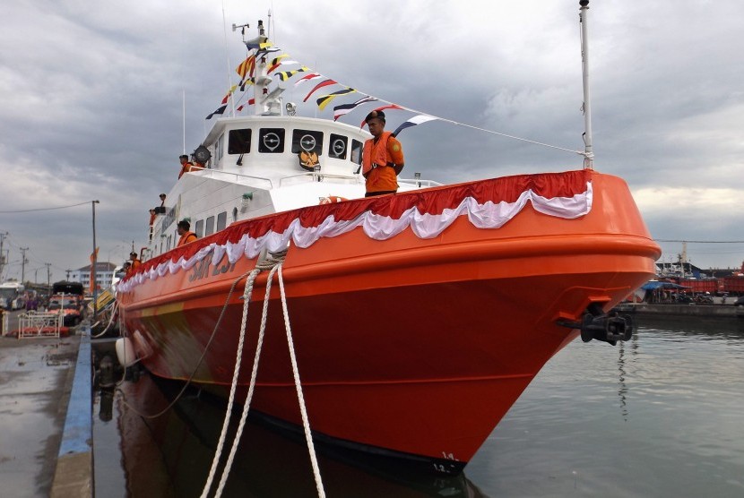 Petugas berada di atas kapal KN SAR Sadewa 231 milik Basarnas, pada peresmian kapal tersebut di kawasan Pelabuhan Tanjung Emas Semarang, Jateng, Jumat (20/3).
