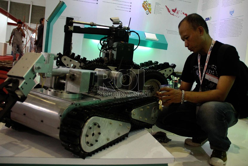 Petugas mempersiapkan alat-alat yang akan dipamerkan dalam pameran industri pertahanan International di JIExpo Kemayoran, Jakarta, Selasa (6/11).    (Yasin Habibi)