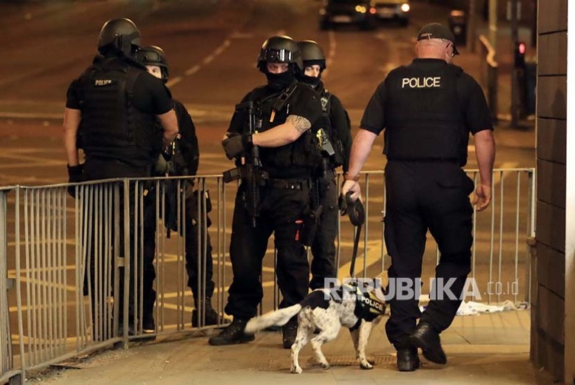 Polisi bersenjata lengkap mengamankan lokasi Manchester Arena setelah laporan ledakan di lokasi pertunjukan  Ariana Grande di Manchester, Inggris, Selasa (23/5) dini hari
