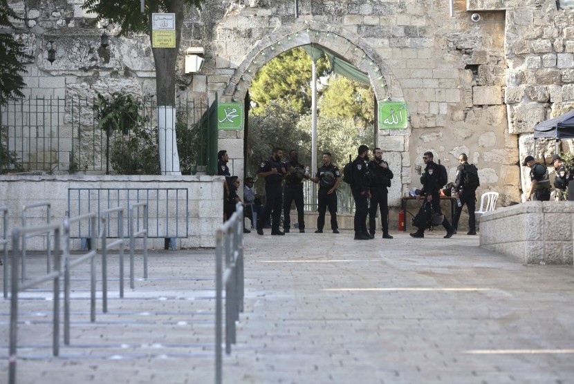 Polisi Israel berjaga di luar kompleks Masjid Al Aqsha di Kota Tua Yerusalem. 