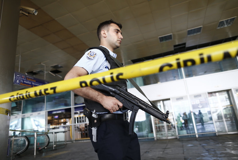 Polisi Turki berjaga setelah serangan bom bunuh diri  di bandara internasional Ataturk di Istanbul, Turki, (29/6). 