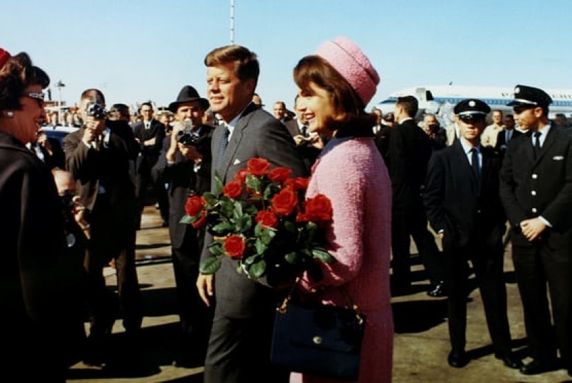 Presiden AS John F Kennedy dan ibu negara Jacqueline Bouvier Kennedy tiba di Love Field, Dallas, Texas, kurang dari satu jam sebelum Kennedy ditembak mati pada 22 November 1963.