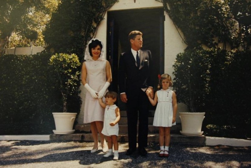 Presiden AS John F Kennedy dan istrinya Jackie Kennedy beserta anak mereka, Caroline (kanan) dan John, Jr (kiri).